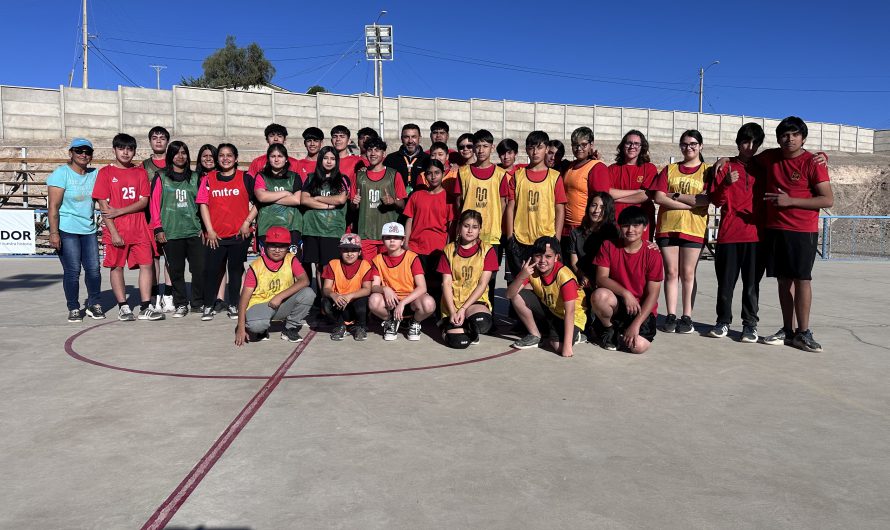 Codelco hace entrega a la comunidad de remodela cancha para la práctica del handball en El Salvador