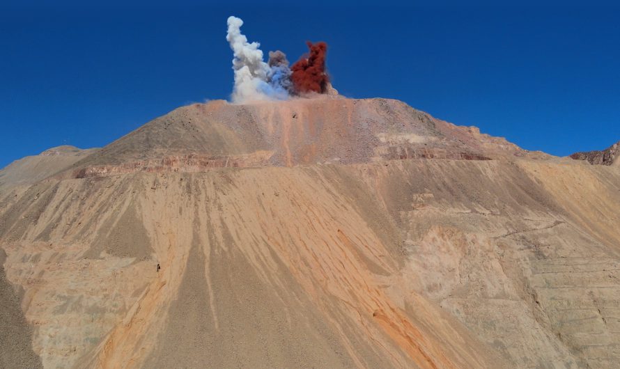 Con tronadura tricolor Codelco Salvador conmemoró Día del Minería en el Rajo Inca